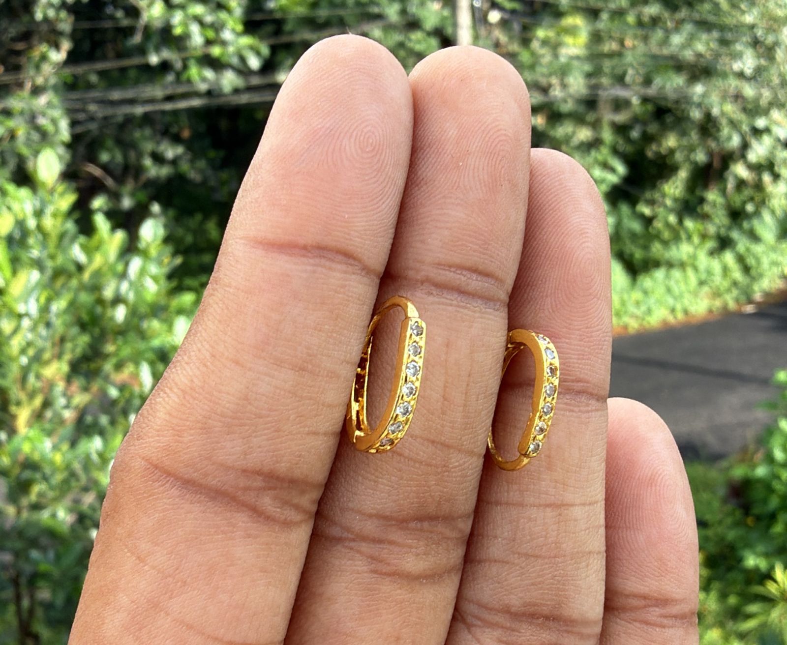 simple white stones Stud